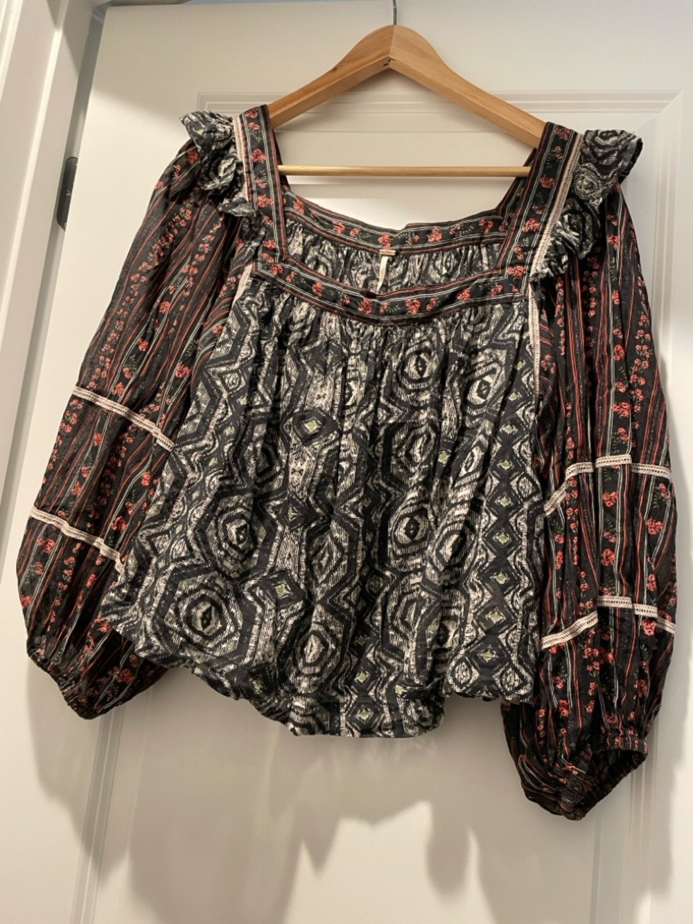 Free People Mostly Meadow Peasant Top Size L Geometric Floral Print Boho Cropped